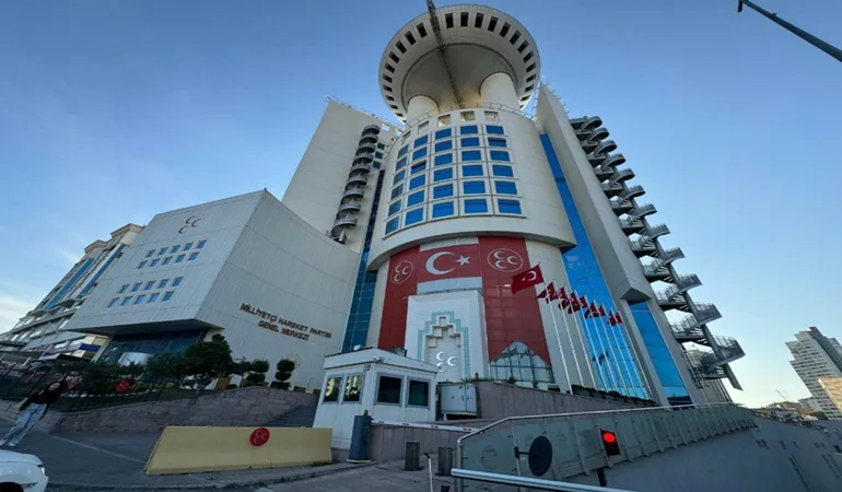 MHP'de işler böyle! Görevden alındılar