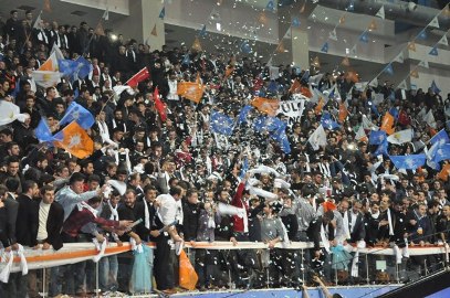 AKP'LİLER ADAY TANITIMINA AKIN ETTİ