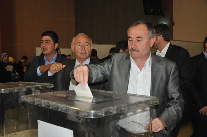 AKP'LİLER BAŞKANLAR İÇİN OY KULLANDI