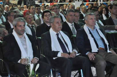 AKP'LİLER BÜLENT ARINÇ'LA GÖVDE GÖSTERİSİ YAPTI