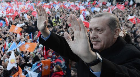 AKP'LİLER MİTİNGE KOŞTU