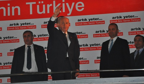 BAHÇELİ İZMİT'TE GECE MİTİNGİ YAPTI