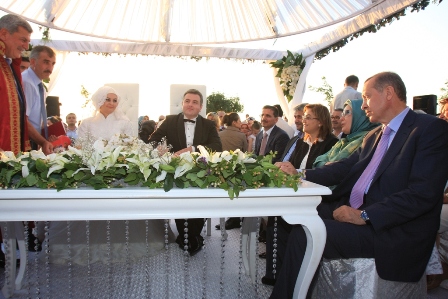 BAŞBAKAN MUTLULUĞA ORTAK OLDU