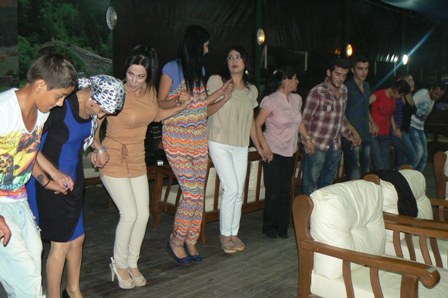 DOSTLAR KADIRGA'DA KIŞINDA CÜMBÜŞ VAR