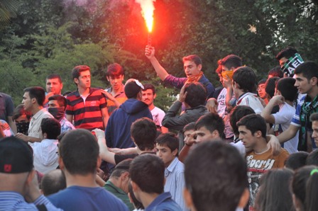 İZMİTLİLER DE 3 GÜNDÜR AKP İLE UĞRAŞIYOR