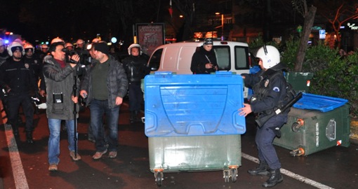 POLİSLER EYLEMCİLERE TEKME TOKAT GİRİŞTİ