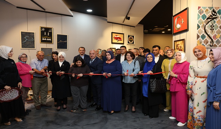 1 yıllık emeklerini sergilediler