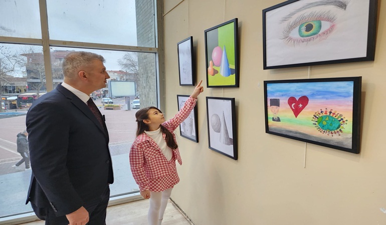 10 yaşındaki ressam Gölcük'te sergi açtı
