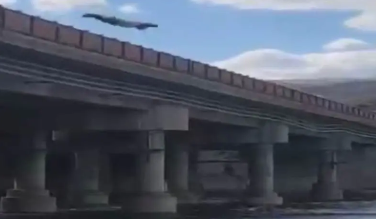 24 yaşındaki genç kız kendini köprüden attı