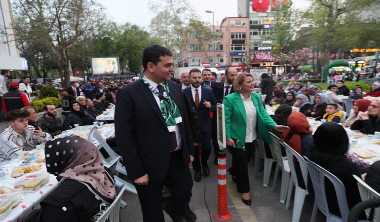 25 binden fazla vatandaş, İzmit’in ortasındaki iftar sofrasını paylaştı