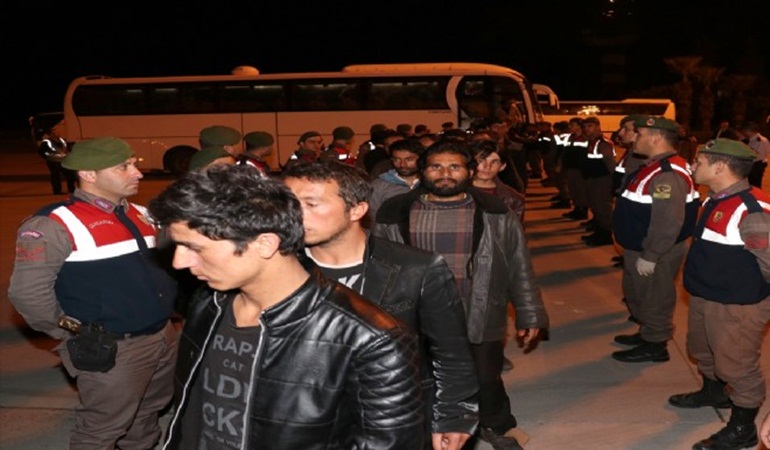 32 kaçak göçmen daha sınır dışı edildi