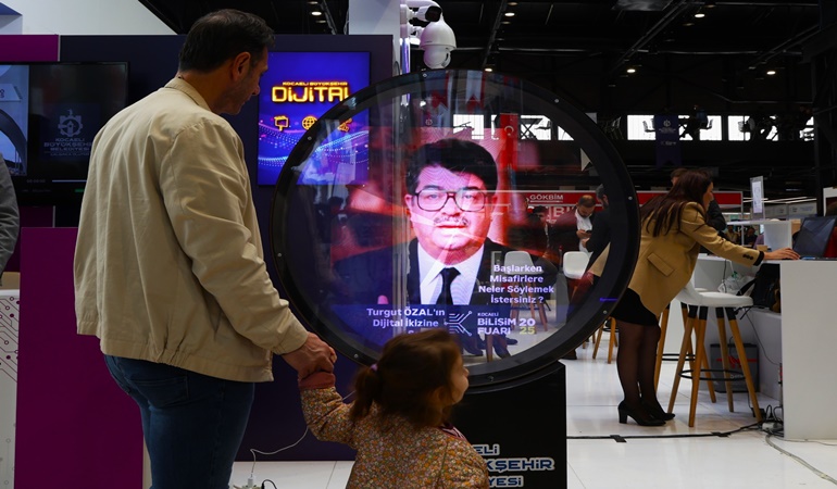 32 yıl önce vefat eden Turgut Özal yapay zeka ile Bilişim Fuarı’nda!