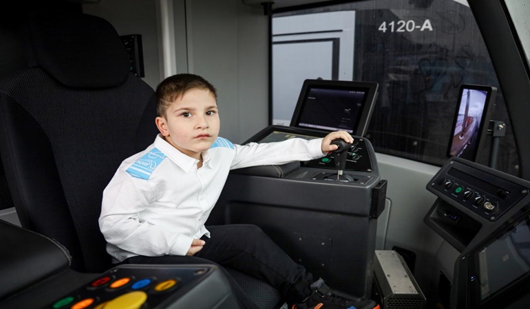 6 yaşındaki Muhammet tramvayın sürücü koltuğuna oturdu 