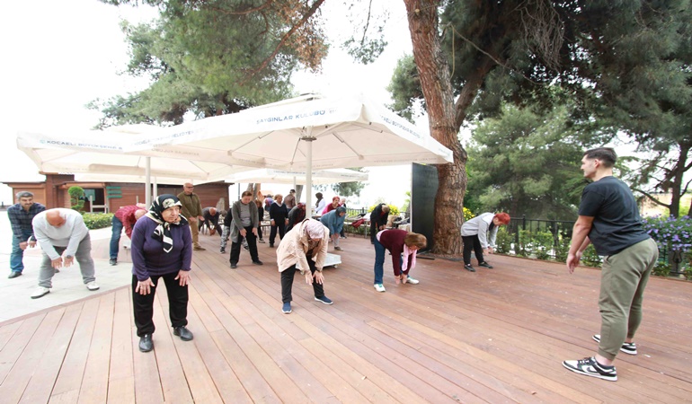 65 yaş üstüne hizmet veren kafede spor ve egzersiz