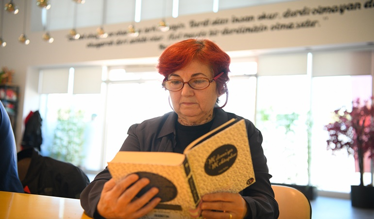 70 yaşındaki Fatma Süllüoğlu kitap okuma azmiyle gençlere örnek oluyor