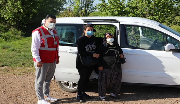 80 yaşındaki Firdevs Teyze’yi aşıya İzmit Belediyesi götürdü