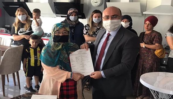 86 yaşındaki Sati nine AK Parti’ye üye oldu