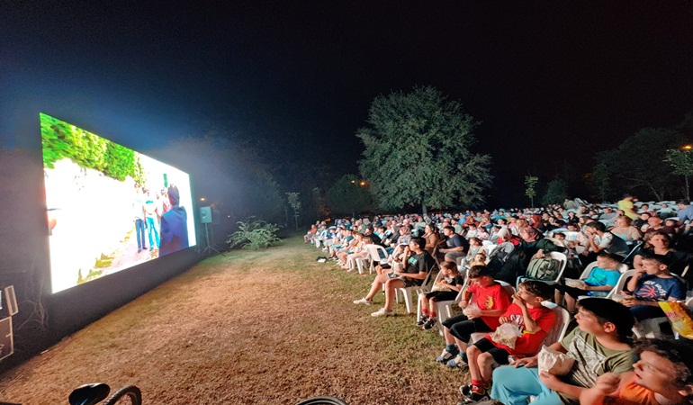Açık havada sinema keyfi Gölcük’te bir başka güzel 