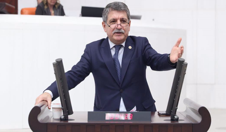 Açlık sınırının altında ücretle öğretmen çalıştırılamaz
