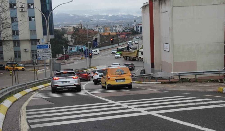 Adı ölüm yoluna çıkan İzmit Santral Yokuşu’nda kaza: 7 yaralı