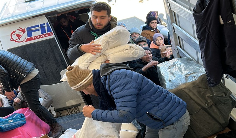 Adıyaman’a ulaşan İzmit Belediyesi yardım tırları depremzedelere nefes aldırdı