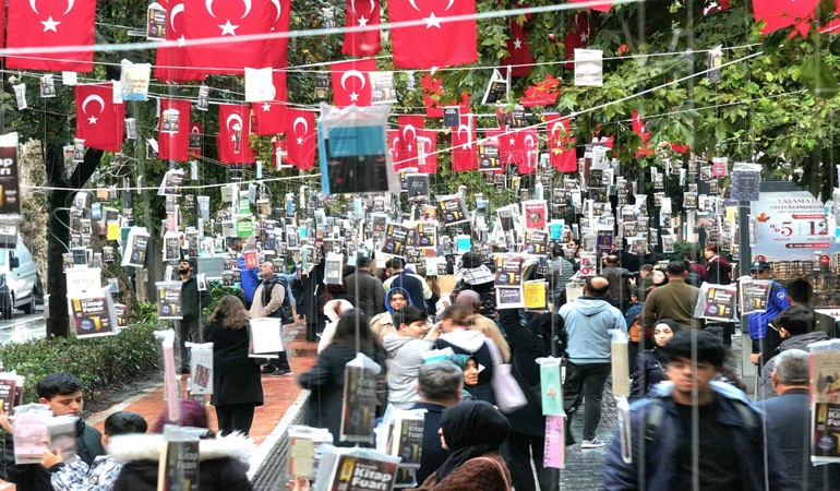 Ağaçlardaki kitapları kapmak için birbirleriyle yarıştılar