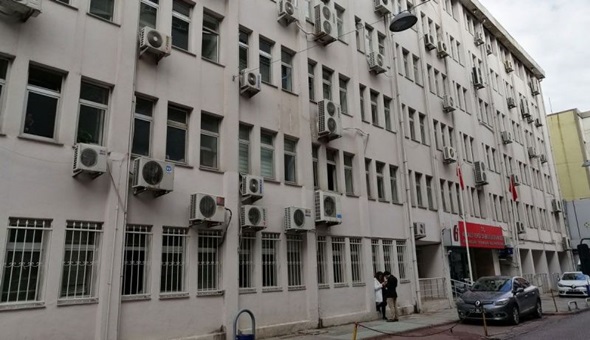 Ağır hasarlı Vergi Dairesi binası neden hala kullanılıyor?