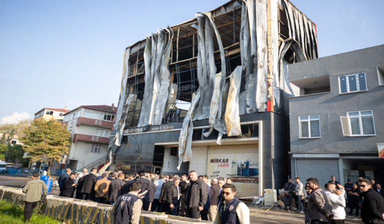 Ahlaksızlar! Yanarak ölen kadınlara küfür ettiler