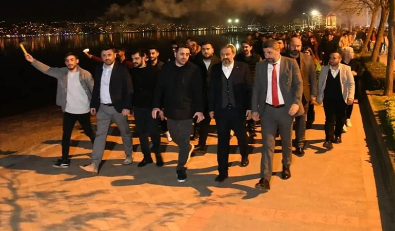 AK Gençler Başiskele’yi meşalelerle aydınlattı