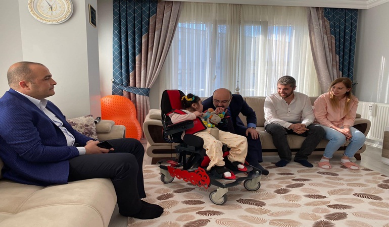 AK Parti Darıca’dan minik Simay’a moral ziyareti!