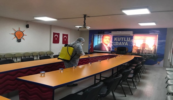 AK Parti İzmit virüse karşı ilaçlandı