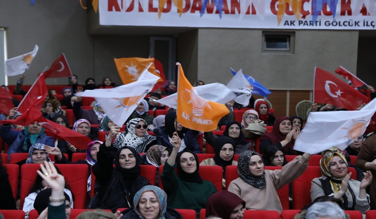 AK Parti’ye Gölcük’te dev katılım