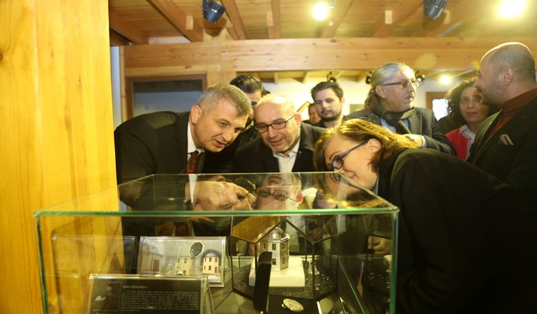 Akademisyenlerin karma sergisi Yalı Evleri’nde açıldı