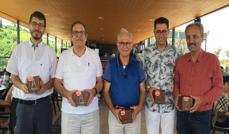 Akça Koca Platformu doktorları plaketle ödüllendirdi