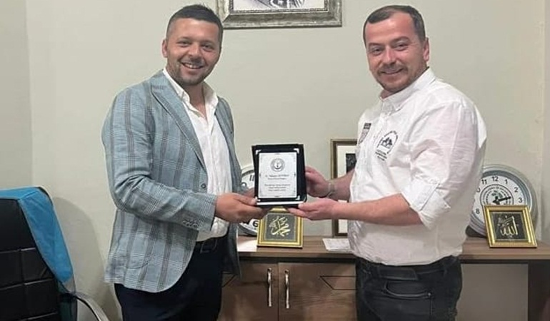 Akmeşeliler’de bayrak değişimi