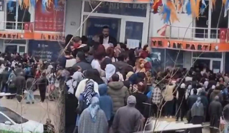 AKP binası önünde bayram harçlığı kuyruğu