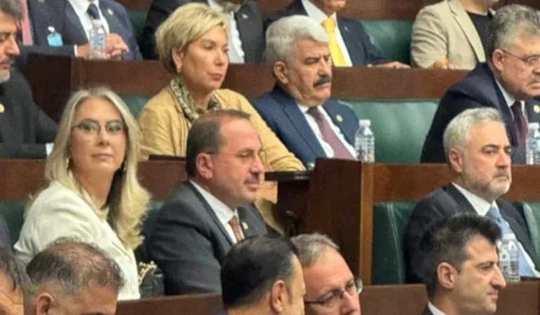 AKP grubunda Kocaeli vekili Hülagü ile yan yana oturan iş kadını konuştu!