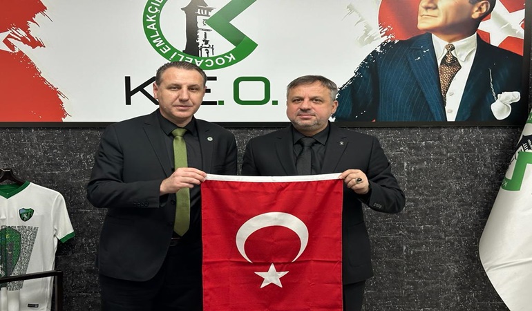 AKP İzmit ilçe başkanı Dokuzlar bayrak dağıtıyor