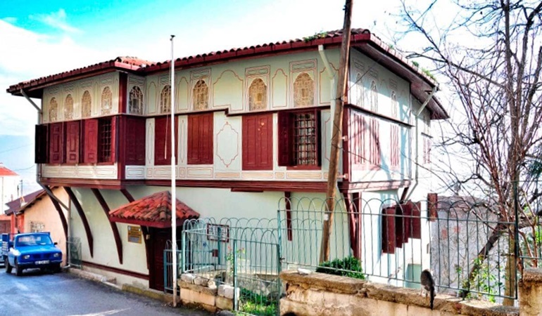 AKP İzmit İlçe Başkanı Dokuzlar: Güzelim konak, depo oldu