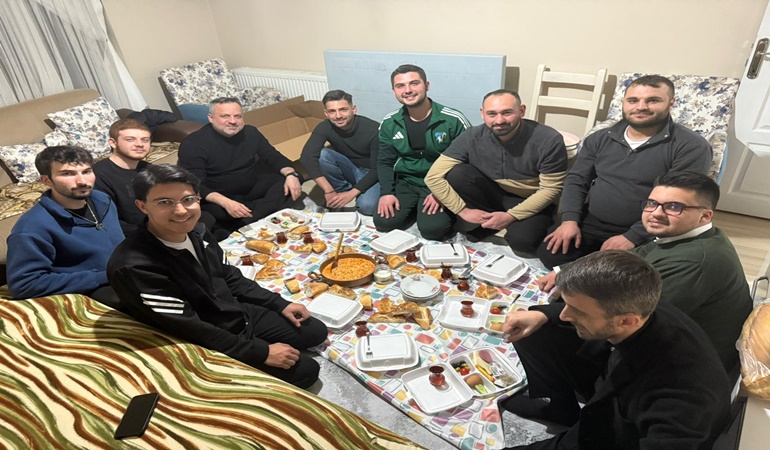 AKP İzmit İlçe Başkanı Dokuzlar öğrencilerle sahurda menemen yaptı