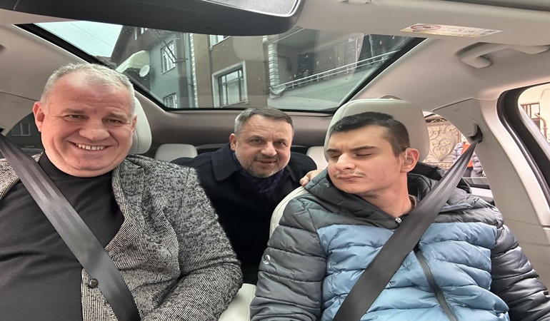 AKP’li Başkan Dokuzlar görme engelli Ferhat’ı TOGG’la gezdirdi