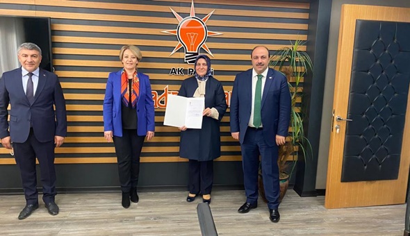 AKP’li başkan Gülay Artut mazbatasını aldı