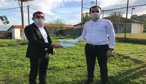 AKP'li Başkan Güney köylerde maske dağıttı