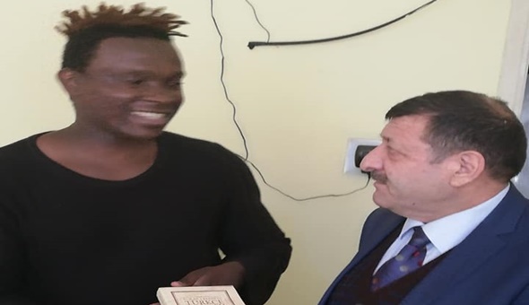 AKP’li Zeki Canşi Ugandalı öğrenciyi de mest etti