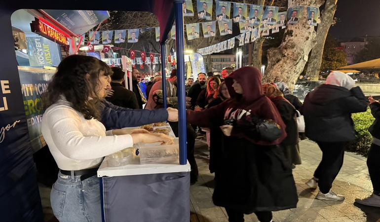 AKP’liler İzmit’te her akşam lokma dağıtıyor