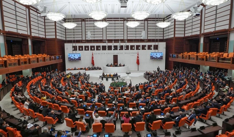 AKP'nin raporunda anayasa vurgusu