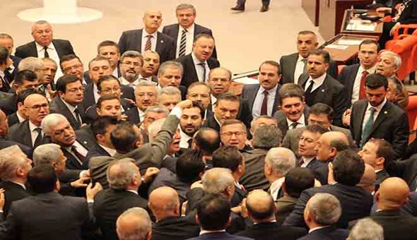 AKP ve CHP'liler kavga etti, Lütfü Türkkan araya girdi