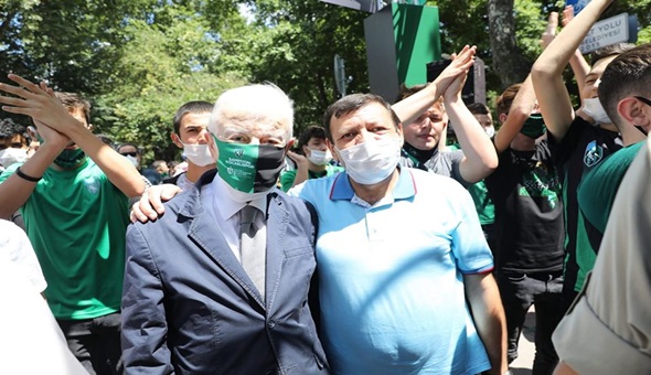 AKP ve CHP'nin iki güzel insanı coronayı unuttu!