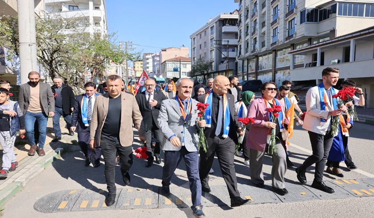 AKP ve MHP’liler Çayırovalılara karanfil dağıttı
