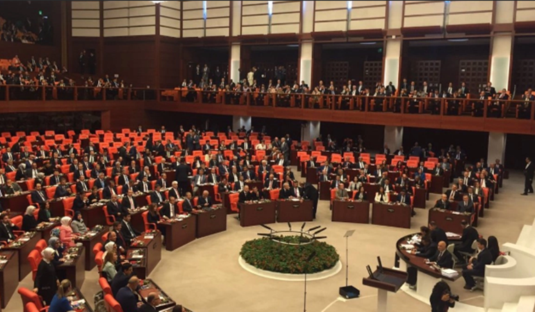 AKP yeni anayasayı başka bahara bıraktı